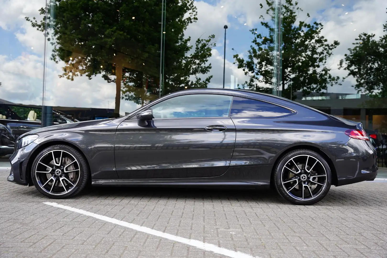 Mercedes-Benz C 300 Coupe 259 Pk AMG-Optiek Panorama Dak Grijs - 2