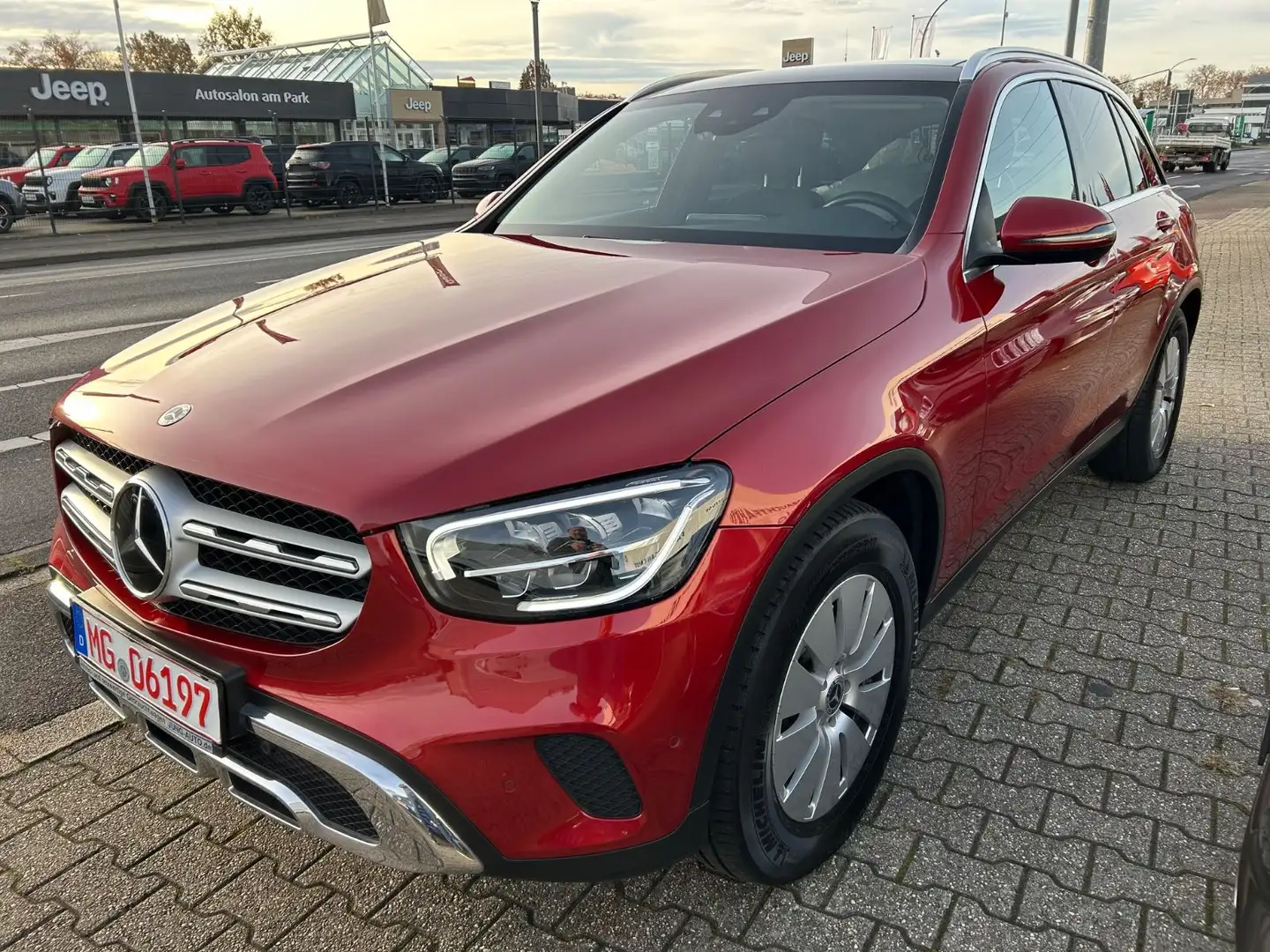 Mercedes-Benz GLC 200 d 4Matic LED AHK DISTR. PANO LEDER Rouge - 2