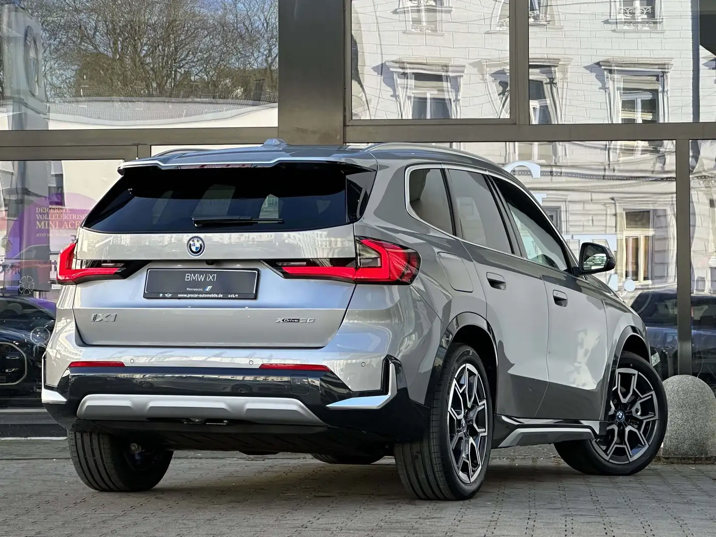 BMW iX1 xDrive30 X-Line PANO AHK DA+ PA+ H/K 19" Silber - 2