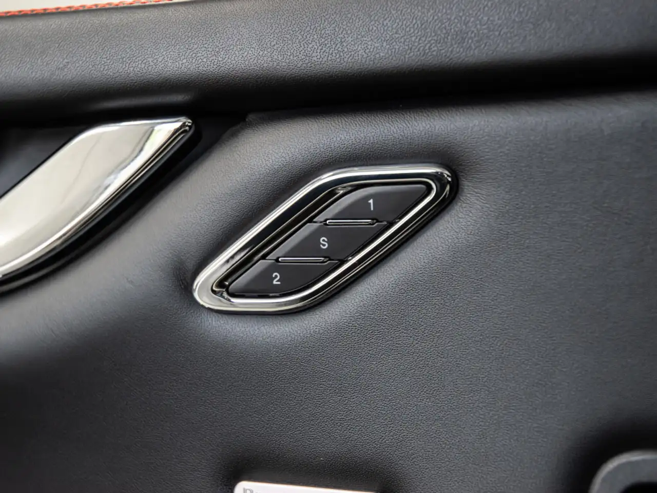 Maserati Quattroporte снимка Maserati Quattroporte