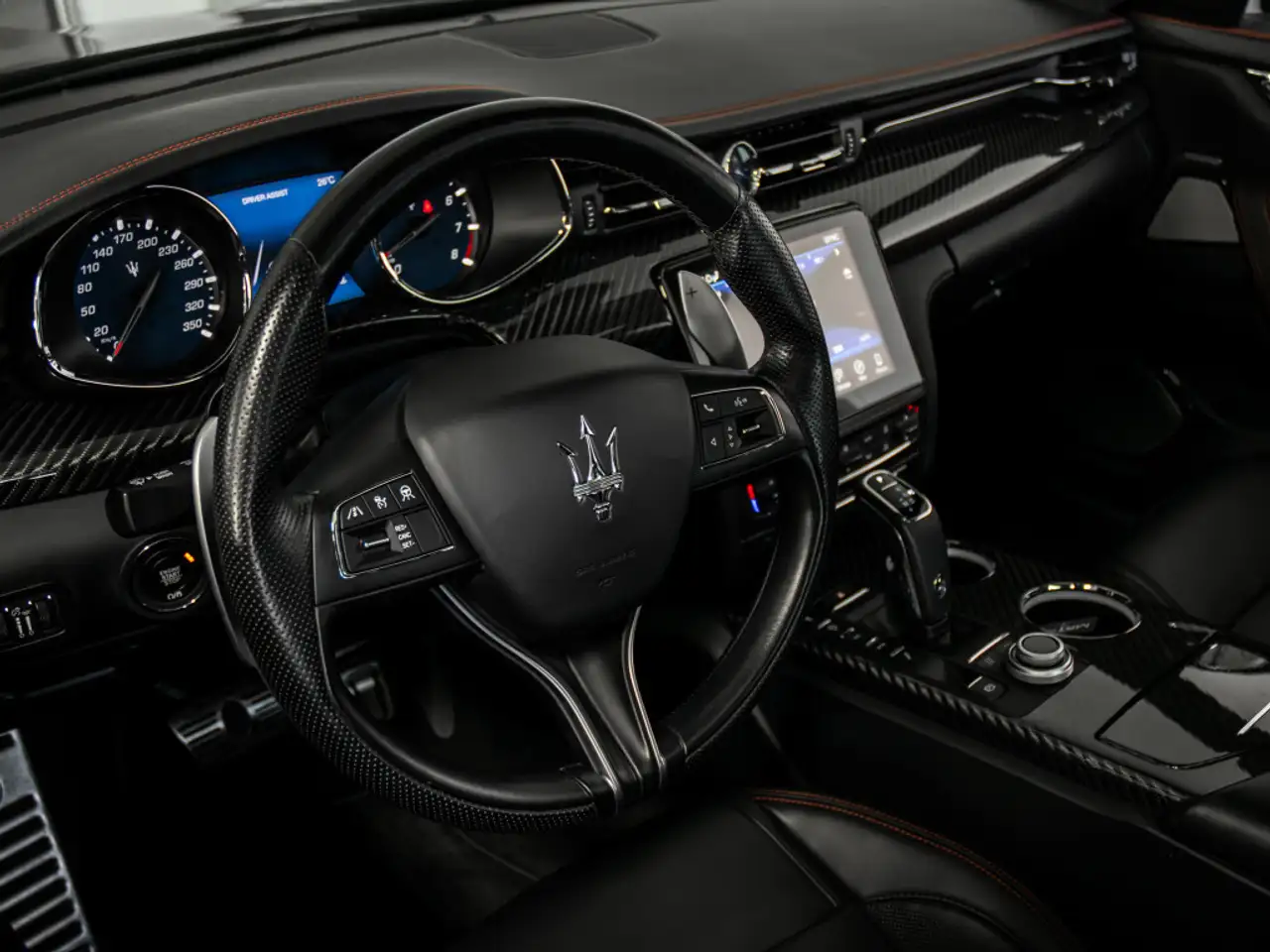 Maserati Quattroporte снимка Maserati Quattroporte