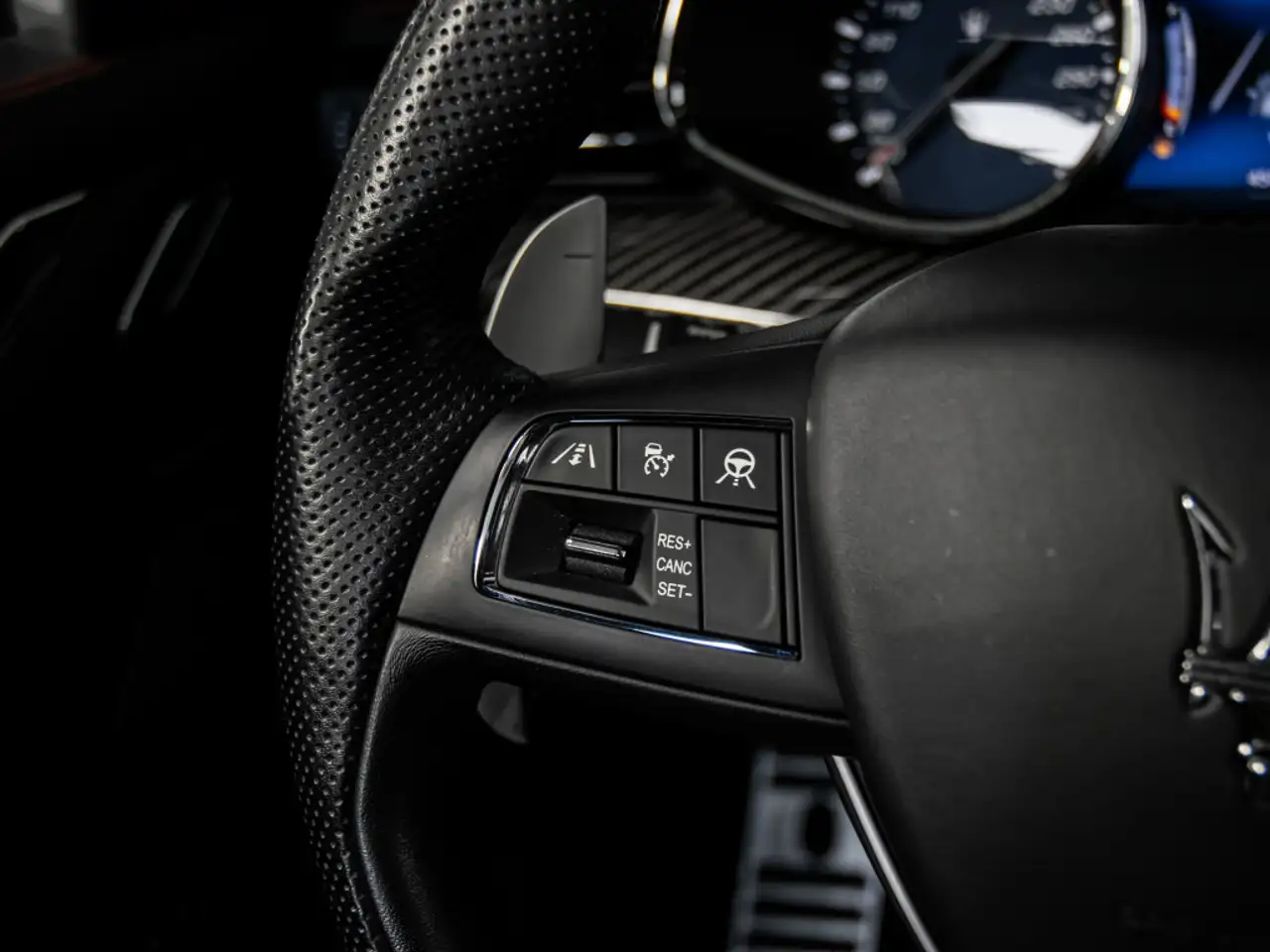 Maserati Quattroporte снимка Maserati Quattroporte
