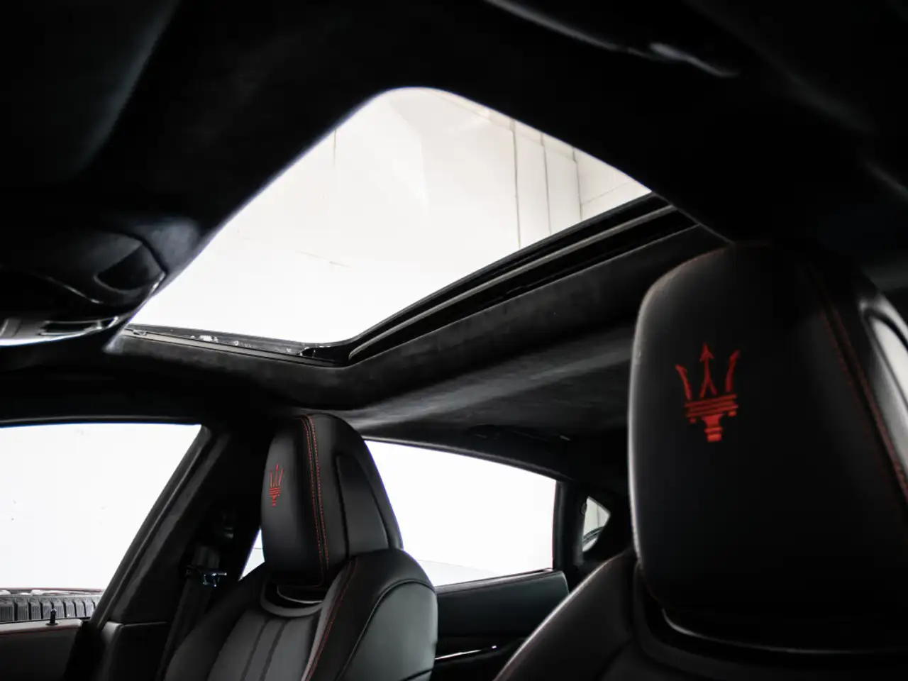 Maserati Quattroporte снимка Maserati Quattroporte