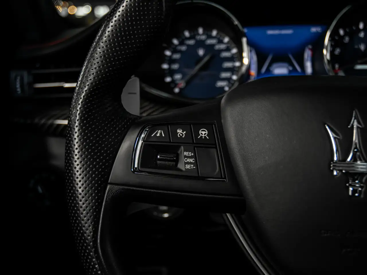 Maserati Quattroporte снимка Maserati Quattroporte