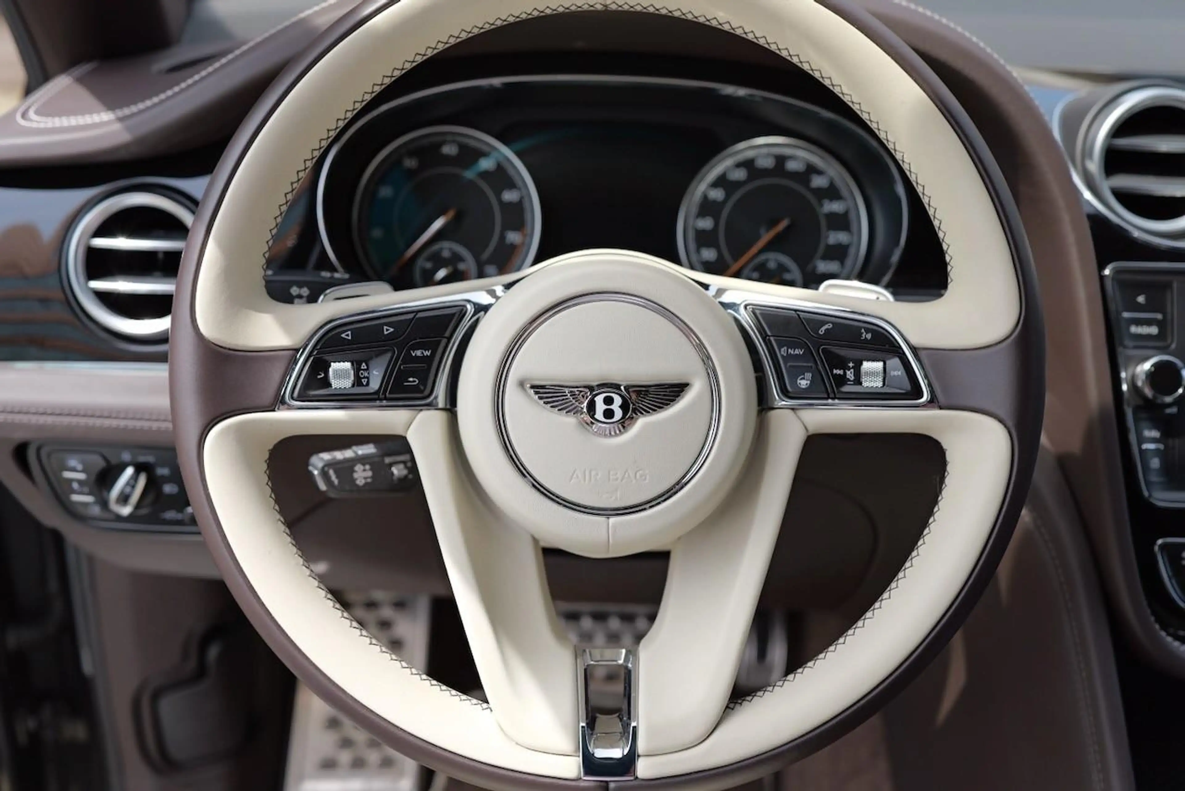 Bentley Bentayga 4.0 V8 Mulliner Driving Specification — photo 11