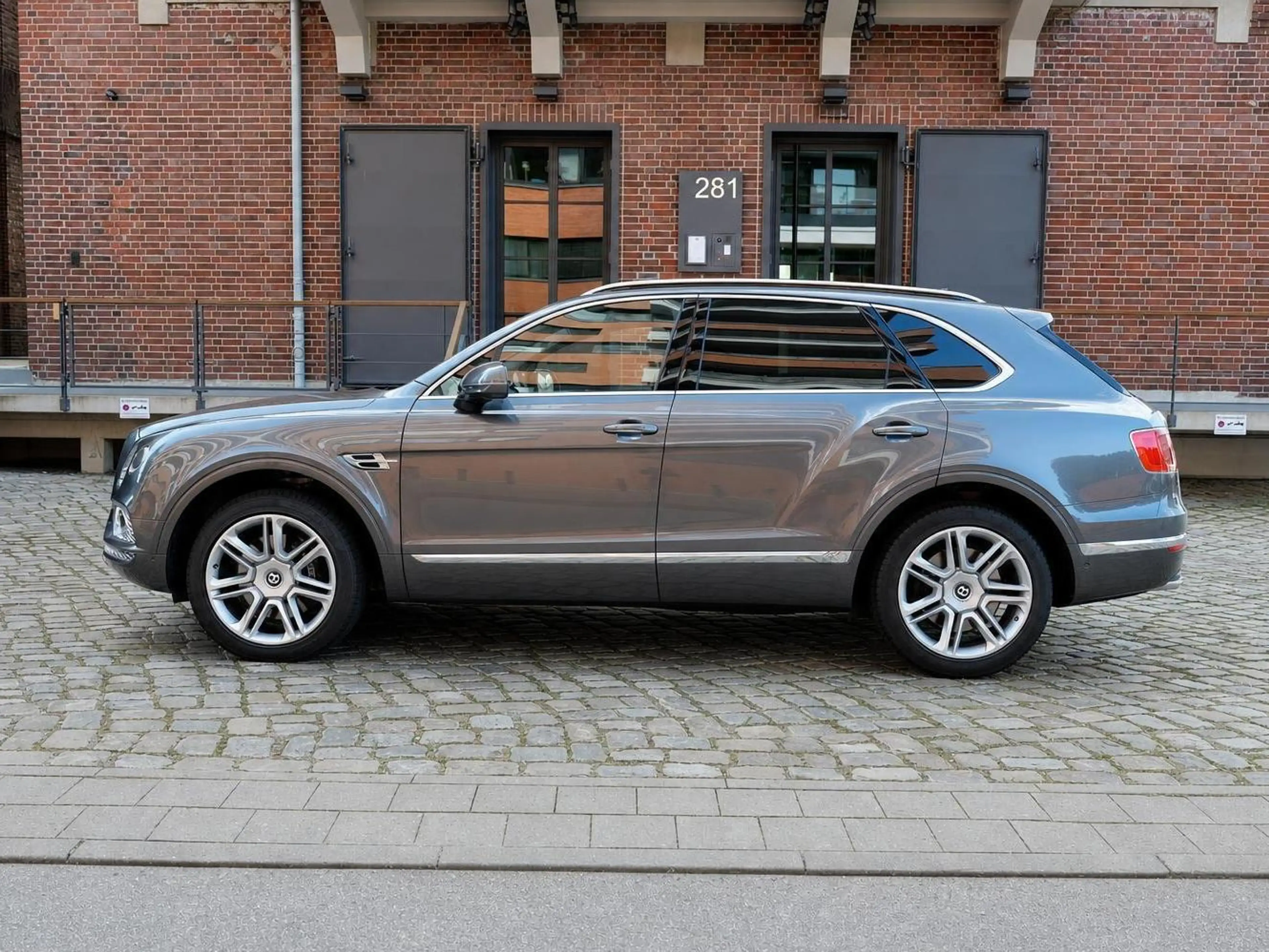 Bentley Bentayga 4.0 V8 Mulliner Driving Specification — photo 2