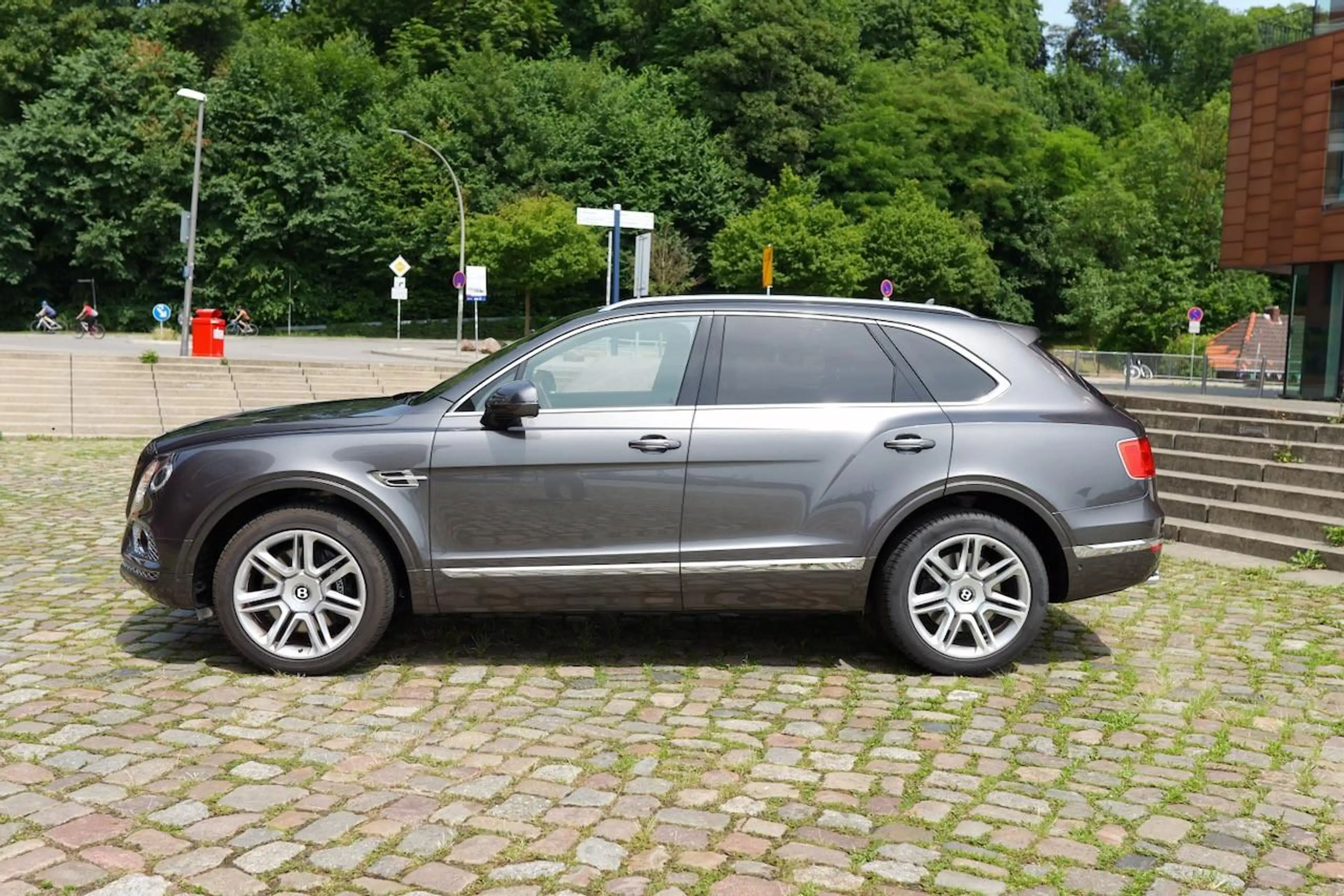 Bentley Bentayga 4.0 V8 Mulliner Driving Specification — photo 3