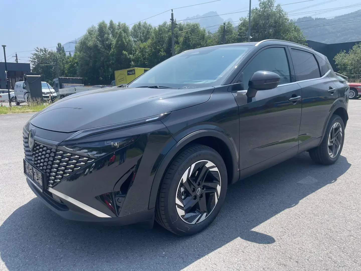 Nissan Qashqai 1,3 DIG-T MHEV N-Connecta+ Xtronic Schwarz - 1