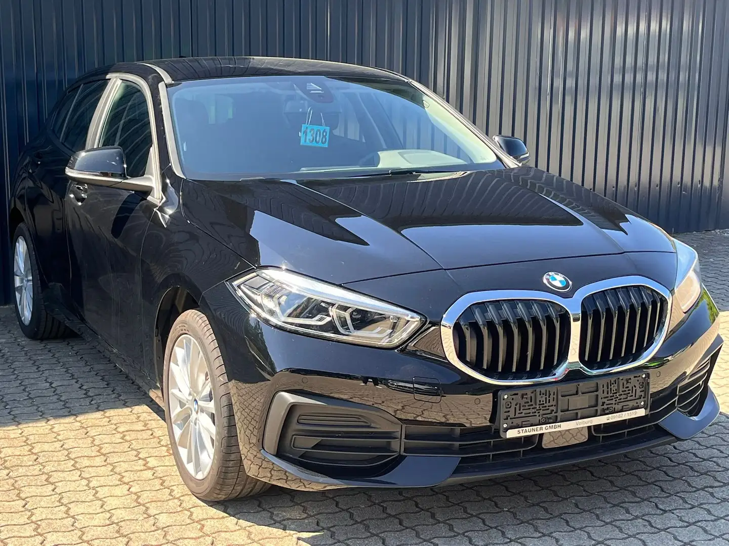 BMW 118 i 5-Türer/ adap.LED/Navi/17"LM/Komfortzugang Černá - 2