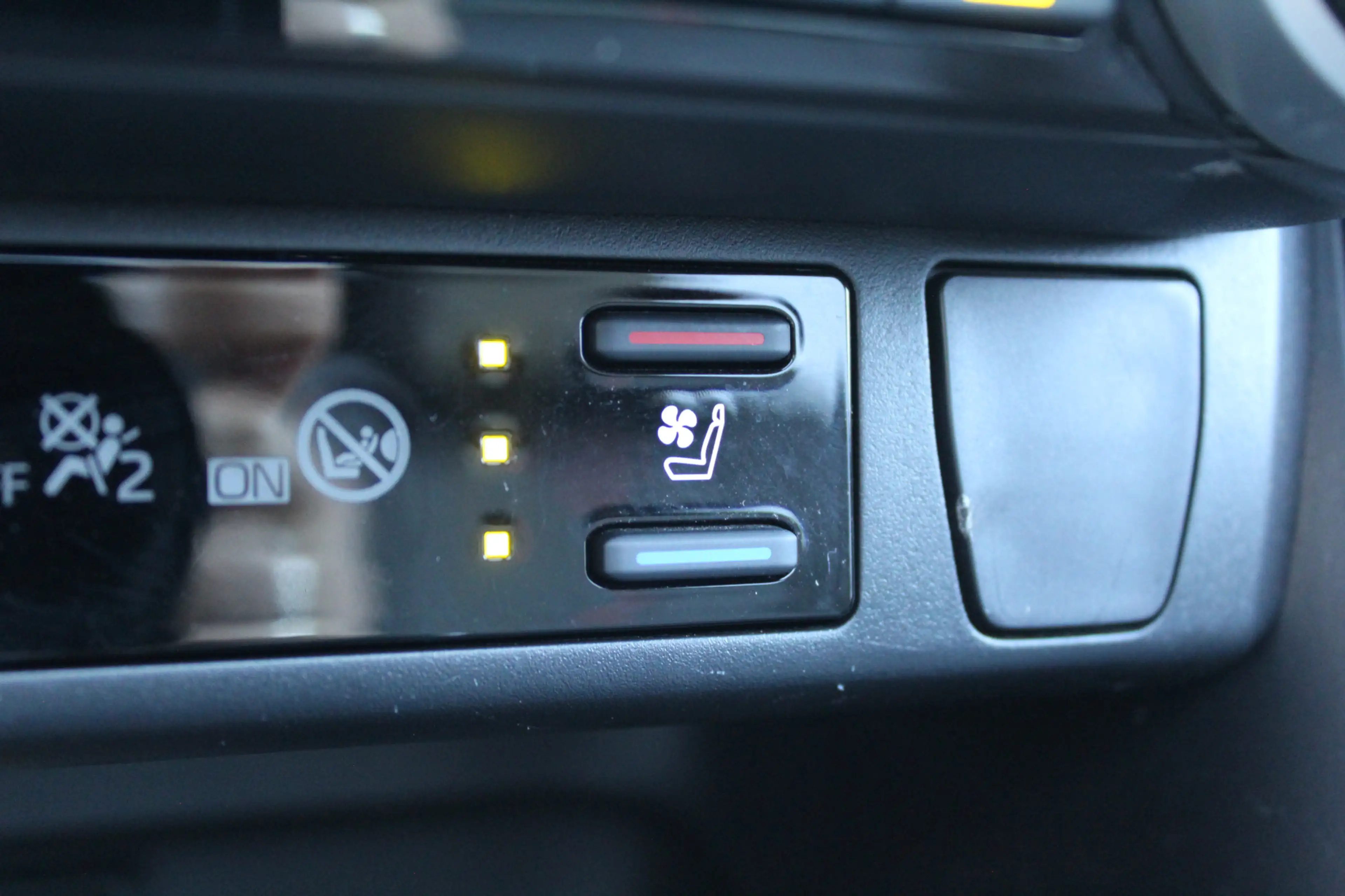 Toyota RAV 4 2.5 Plug-in Hybrid AWD Bi-Tone Plus | Rijklaar | P — photo 28
