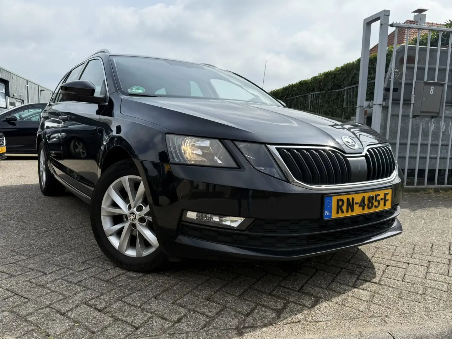 Skoda Octavia Combi 1.6 TDI DSG GREENTECH BUSINESS NAVI/STOELVEW Zwart - 2