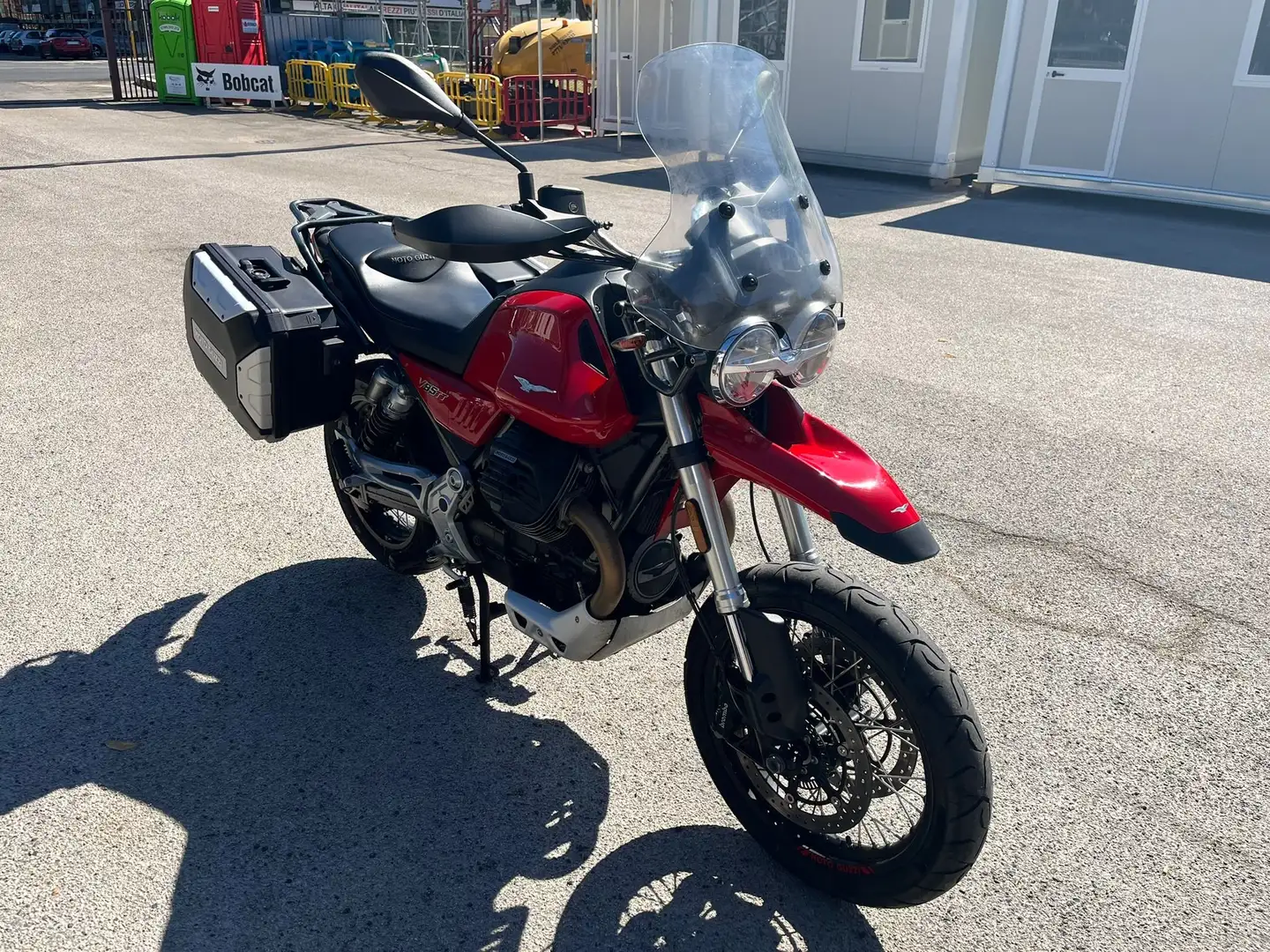 Moto Guzzi V 85 TT Piros - 1