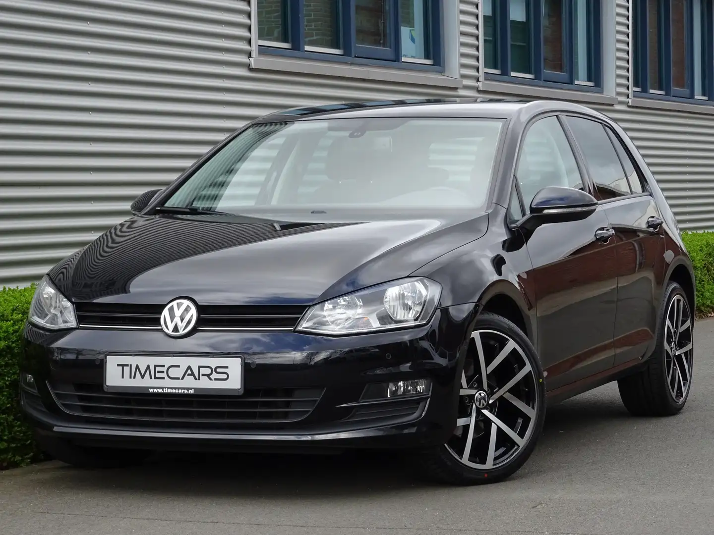 Volkswagen Golf 7 1.2 TSI 105PK Comfortline Parkassist Climate Zwart - 1