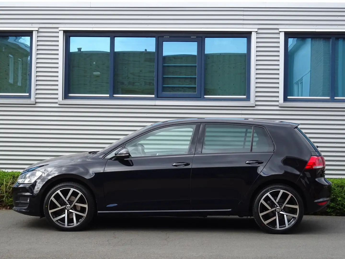 Volkswagen Golf 7 1.2 TSI 105PK Comfortline Parkassist Climate Zwart - 2