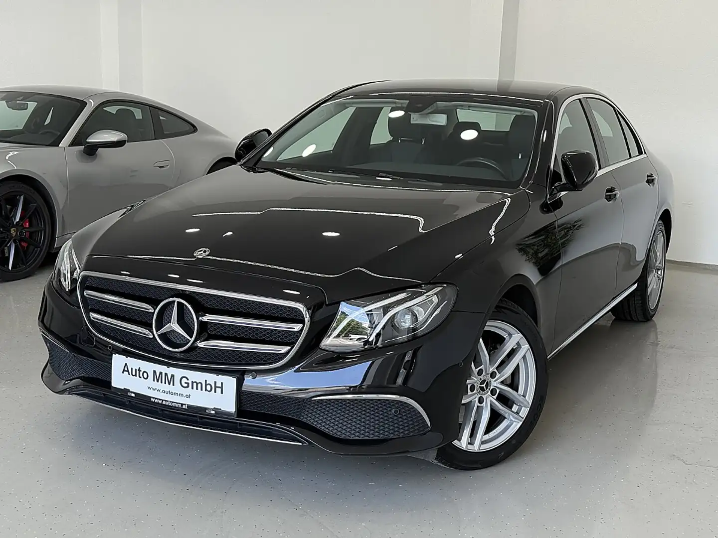 Mercedes-Benz E 220 d 4MATIC Aut. Schwarz - 1