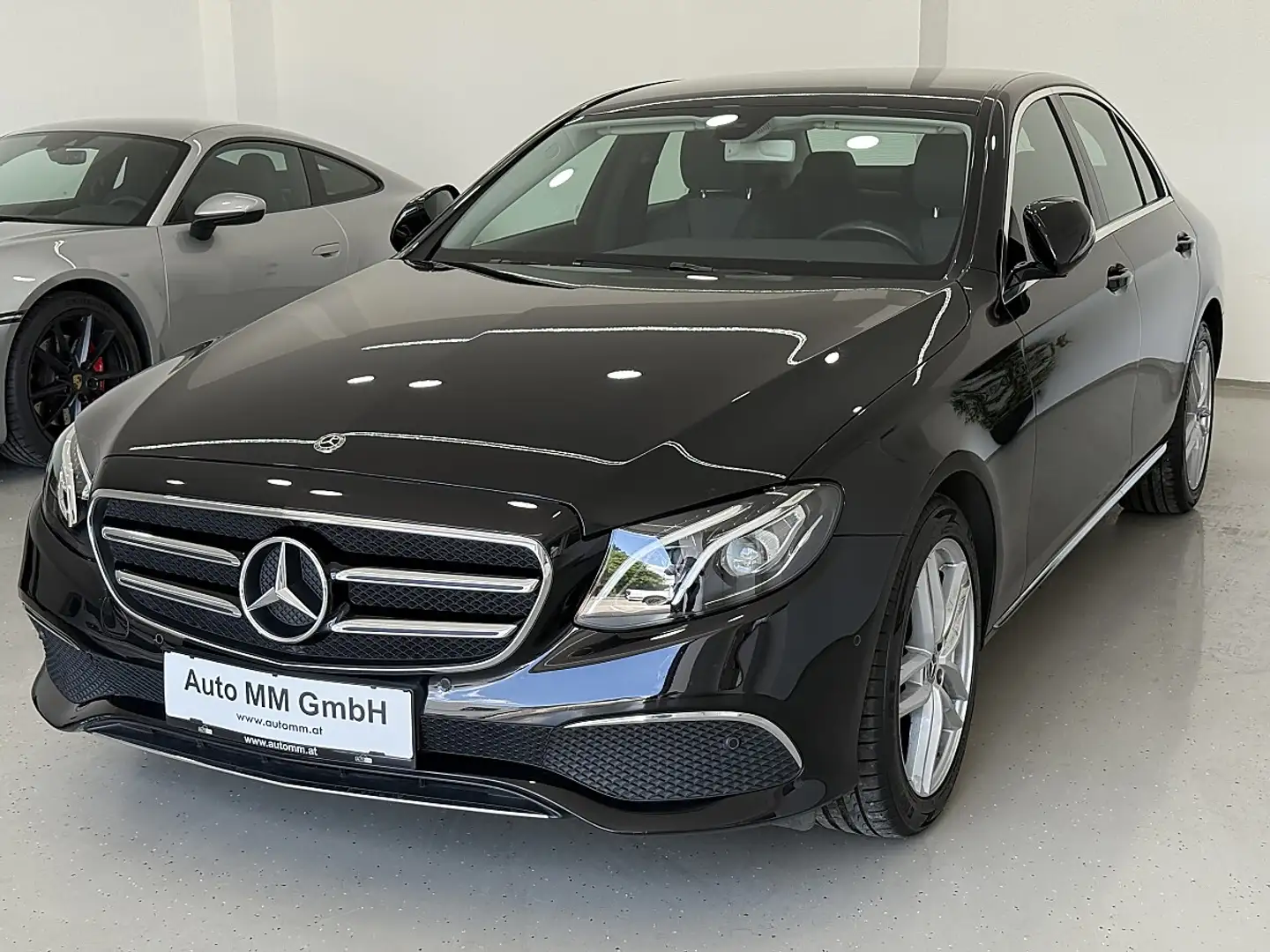 Mercedes-Benz E 220 d 4MATIC Aut. Schwarz - 2