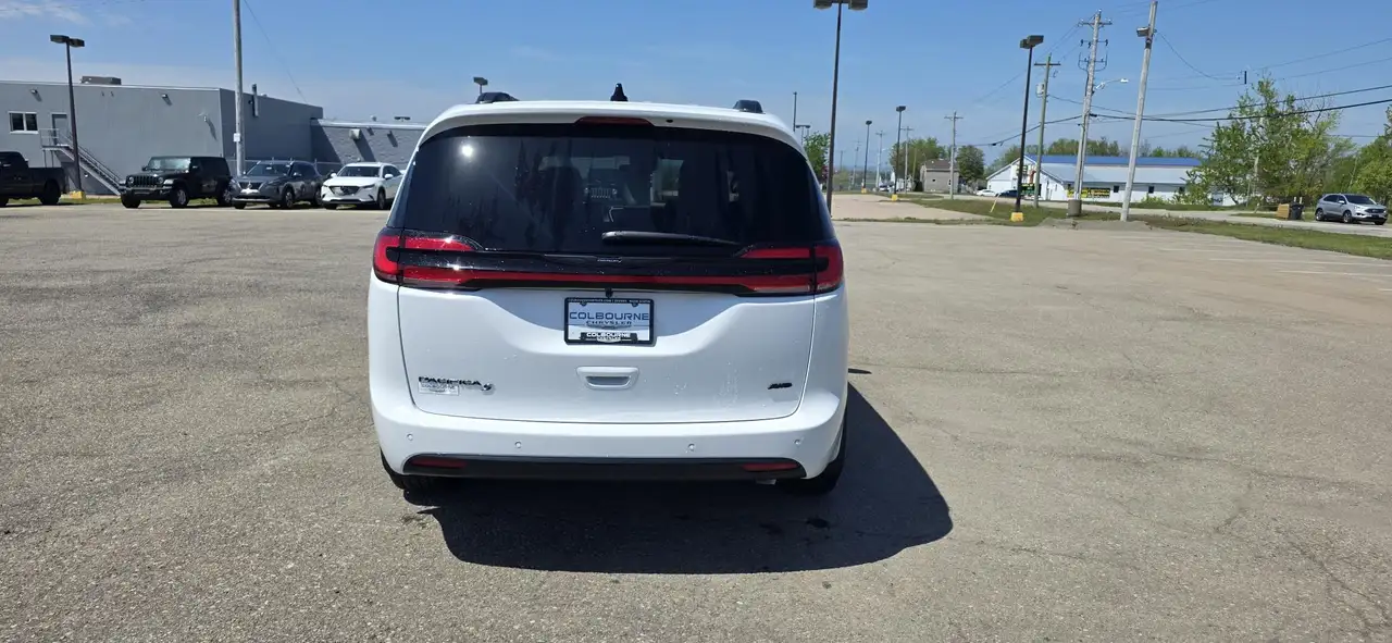 Chrysler Pacifica photo Chrysler Pacifica