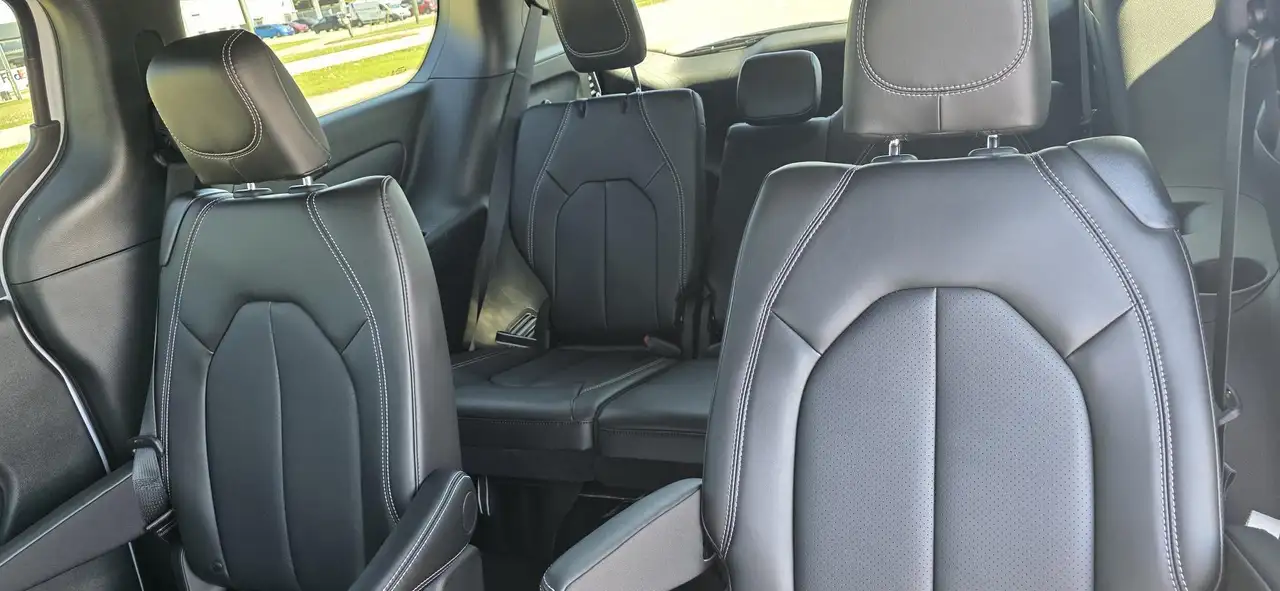 Chrysler Pacifica photo Chrysler Pacifica