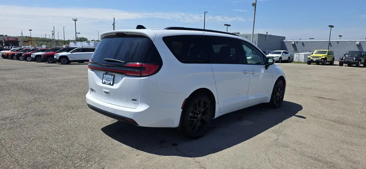 Chrysler Pacifica photo Chrysler Pacifica