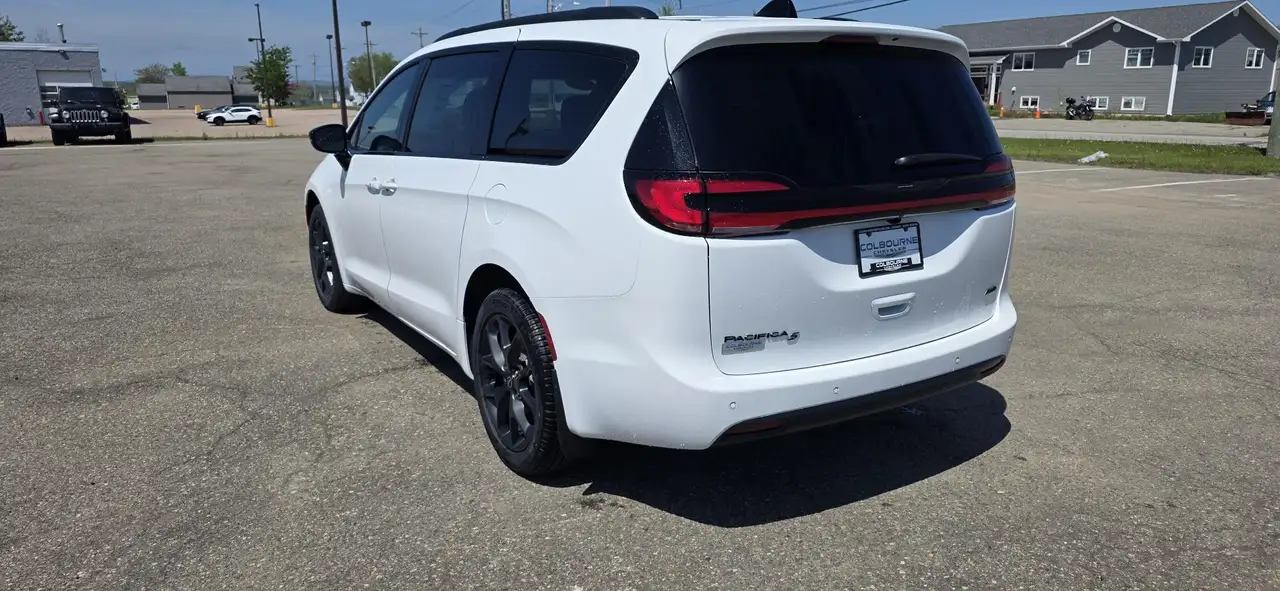 Chrysler Pacifica photo Chrysler Pacifica