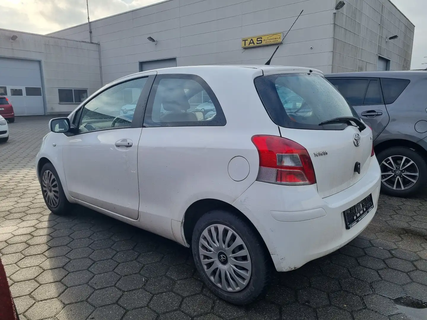 Toyota Yaris 1.0 VVT-i Cool Edition"Lückenlos Toyota S-Heft" Weiß - 2