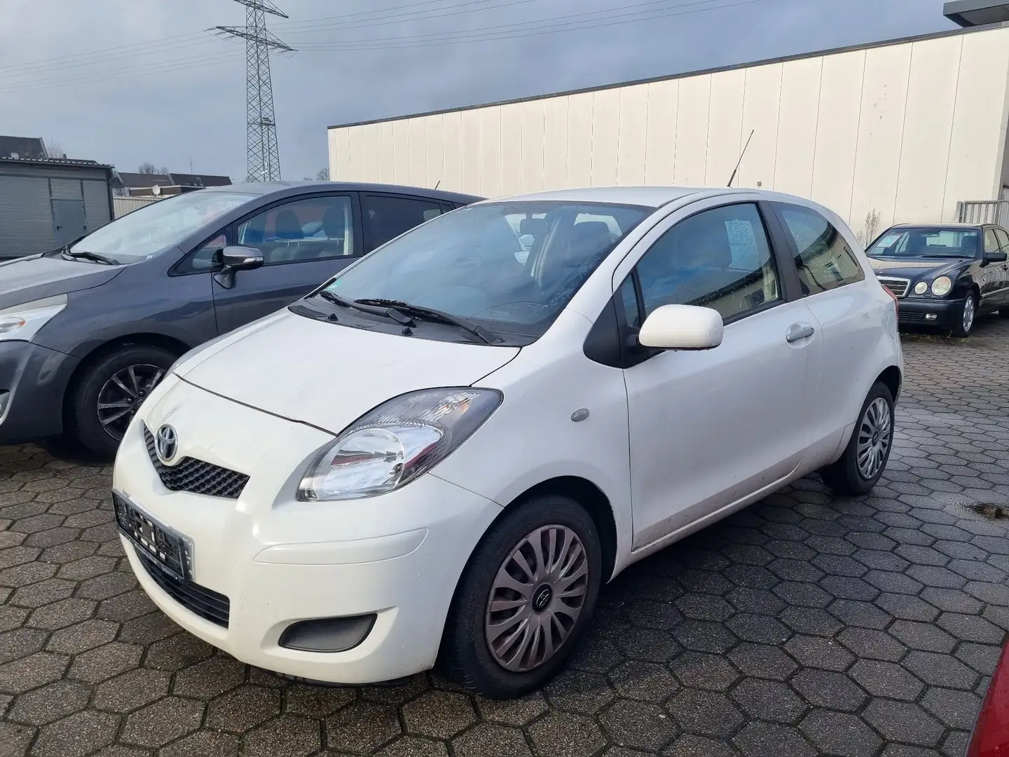 Toyota Yaris 1.0 VVT-i Cool Edition"Lückenlos Toyota S-Heft" Weiß - 1