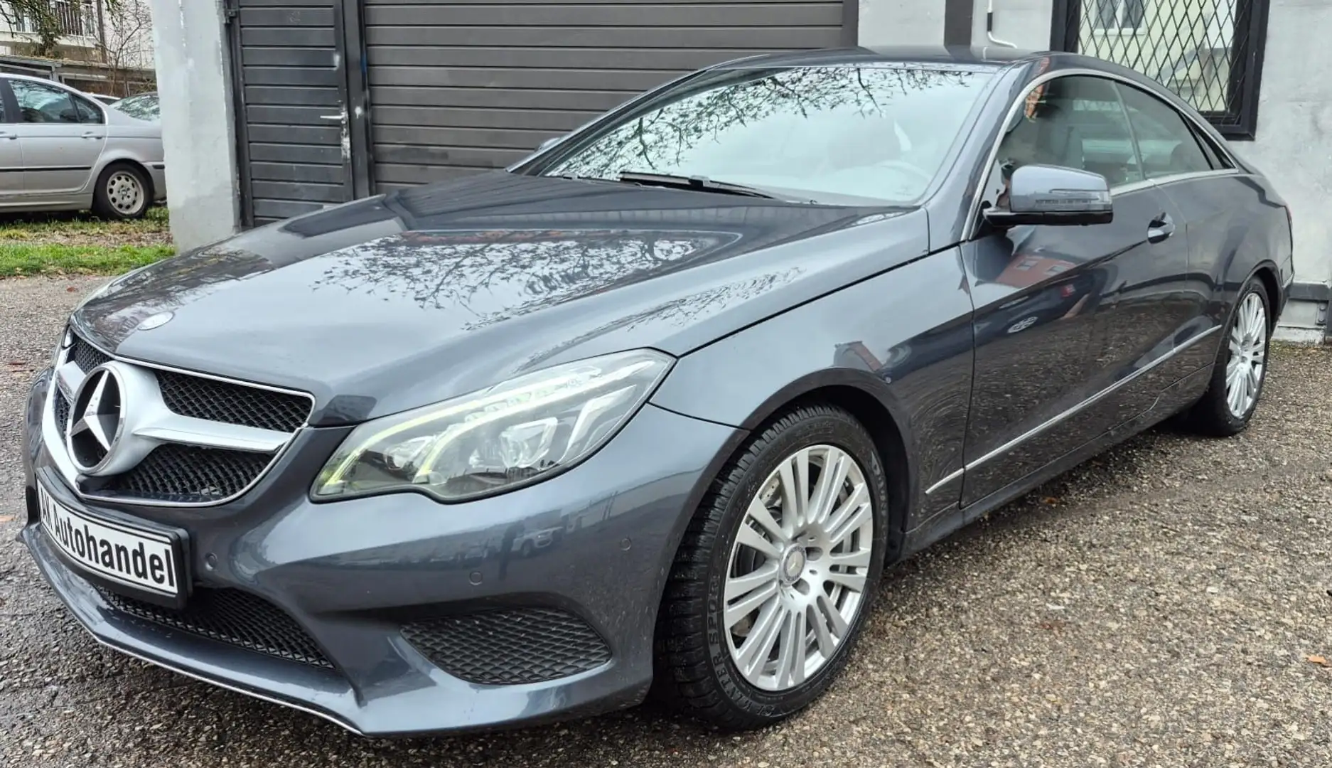 Mercedes-Benz E 220 CDI BlueEfficiency Aut LED Navi 360 Kam Grau - 1