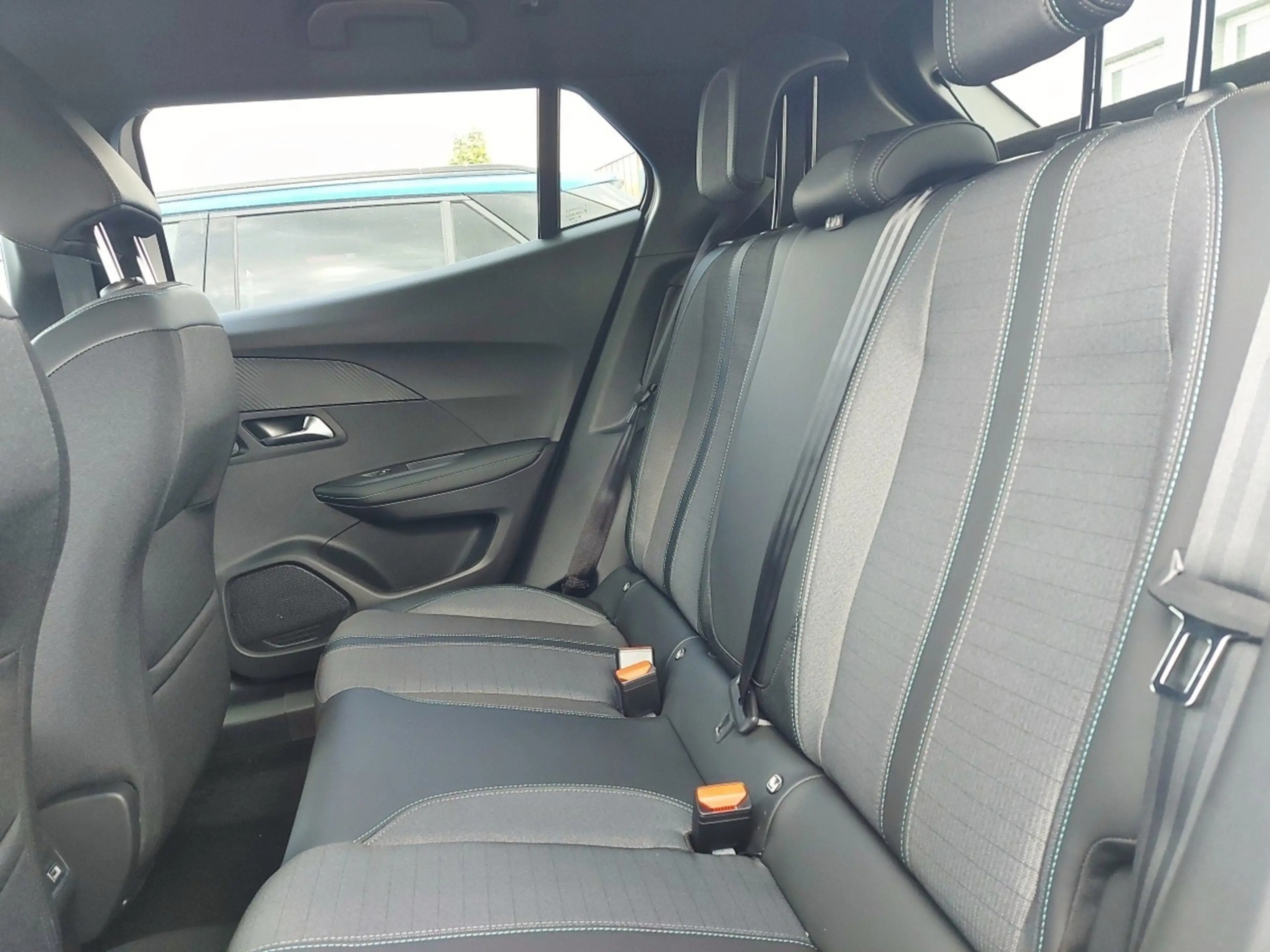 Peugeot e-2008 Allure Pack 136 — photo 10