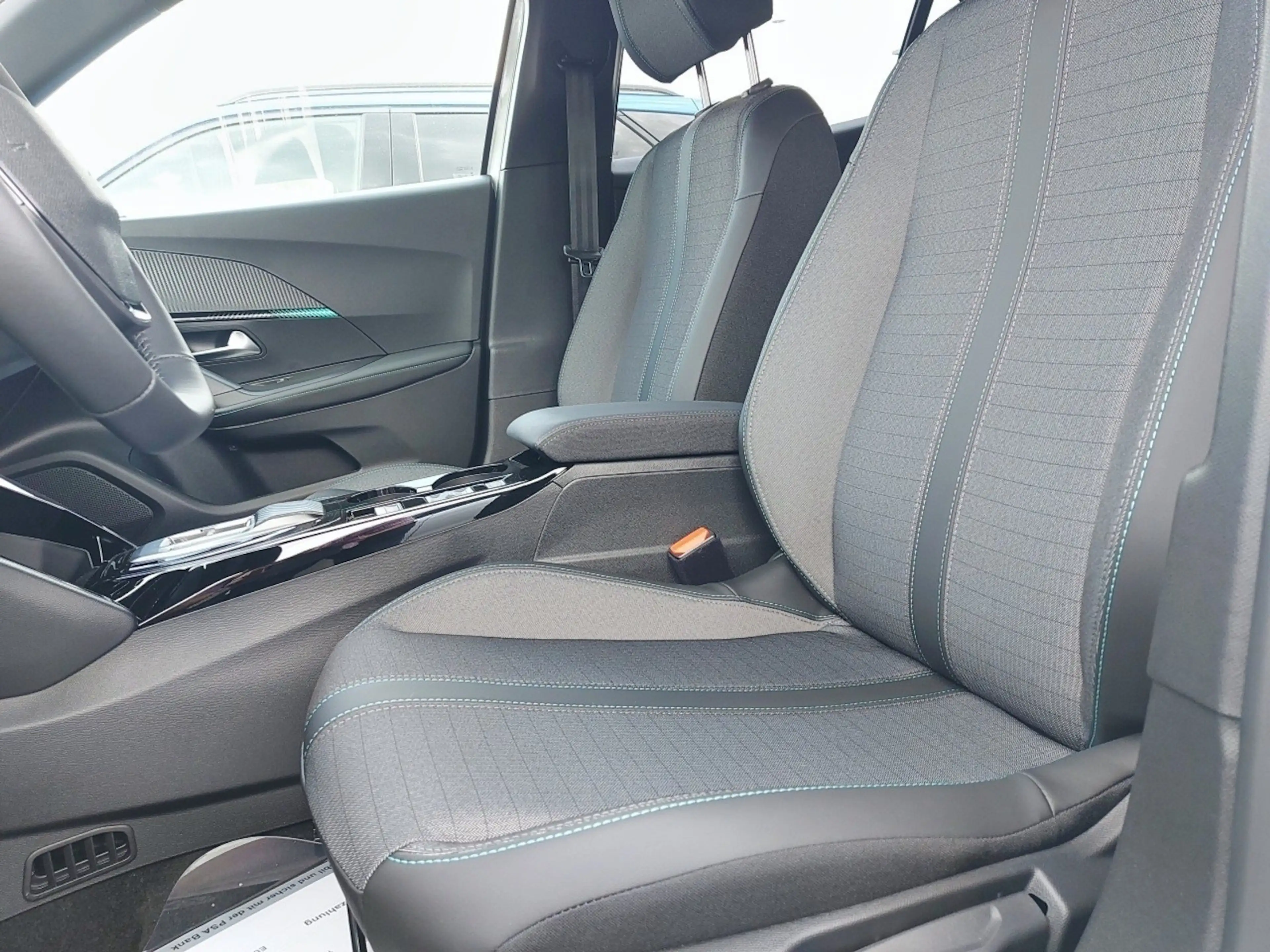 Peugeot e-2008 Allure Pack 136 — photo 9