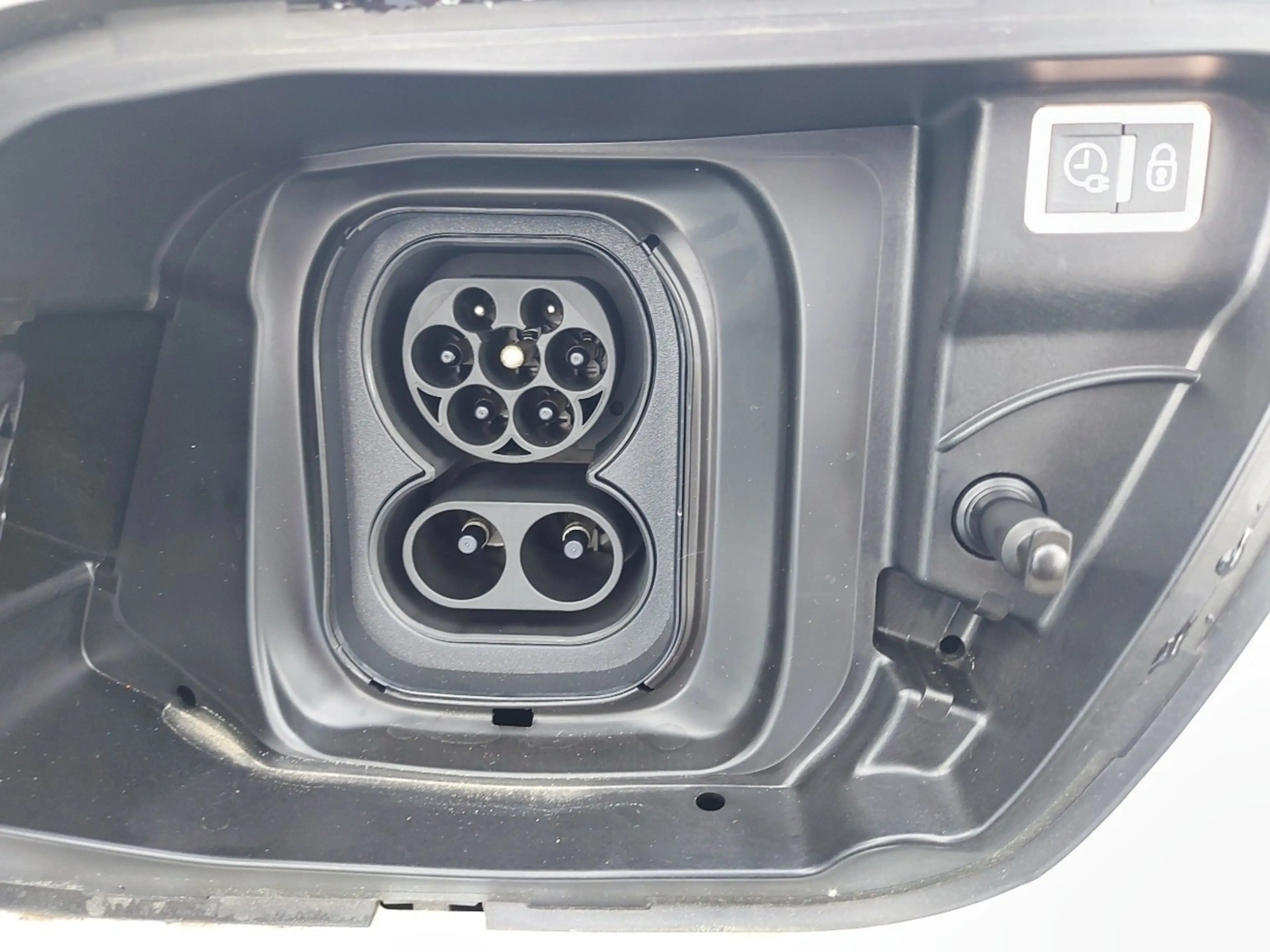 Peugeot e-2008 Allure Pack 136 — photo 13