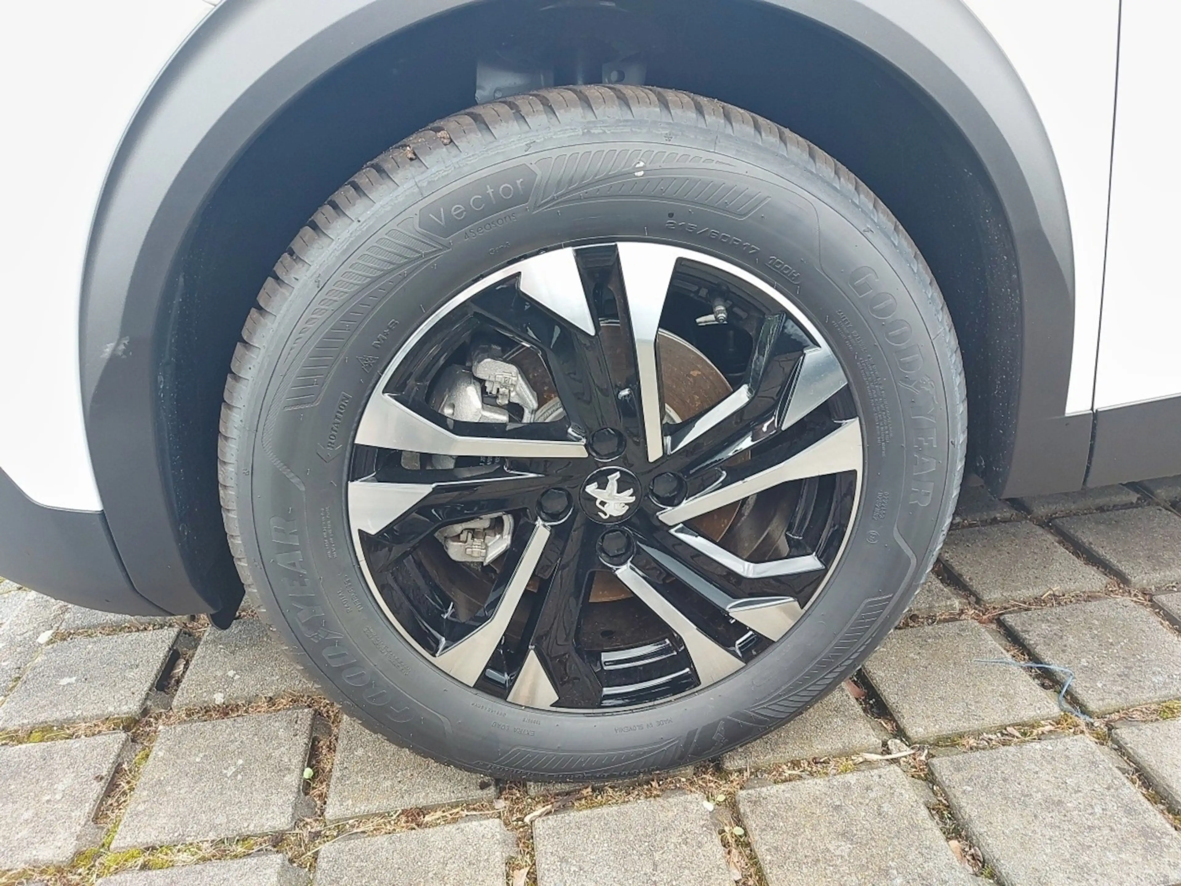 Peugeot e-2008 Allure Pack 136 — photo 11