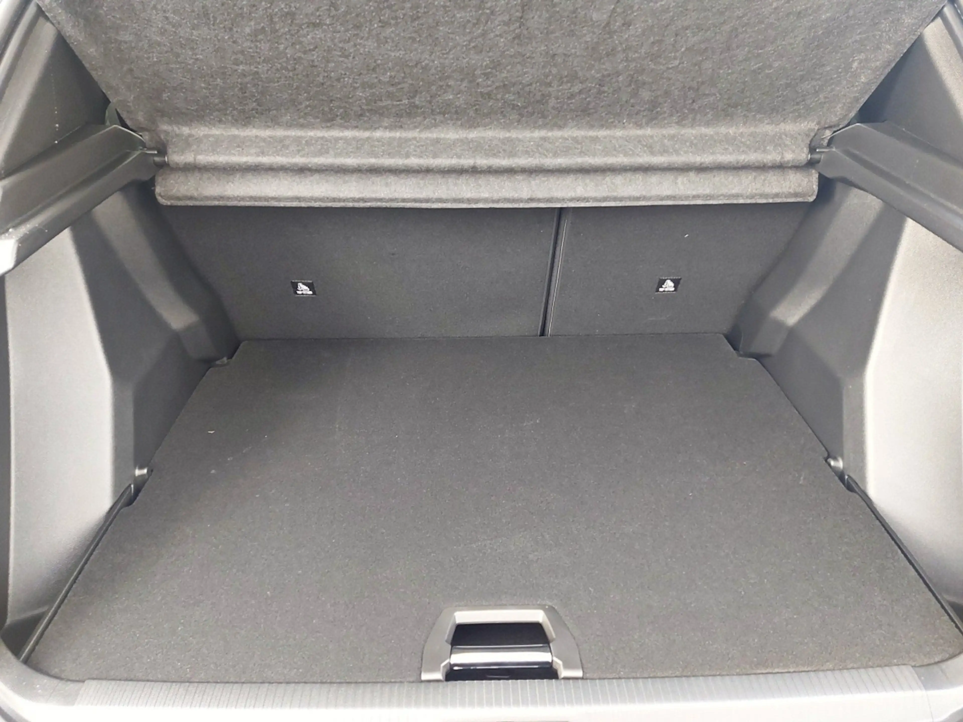 Peugeot e-2008 Allure Pack 136 — photo 6