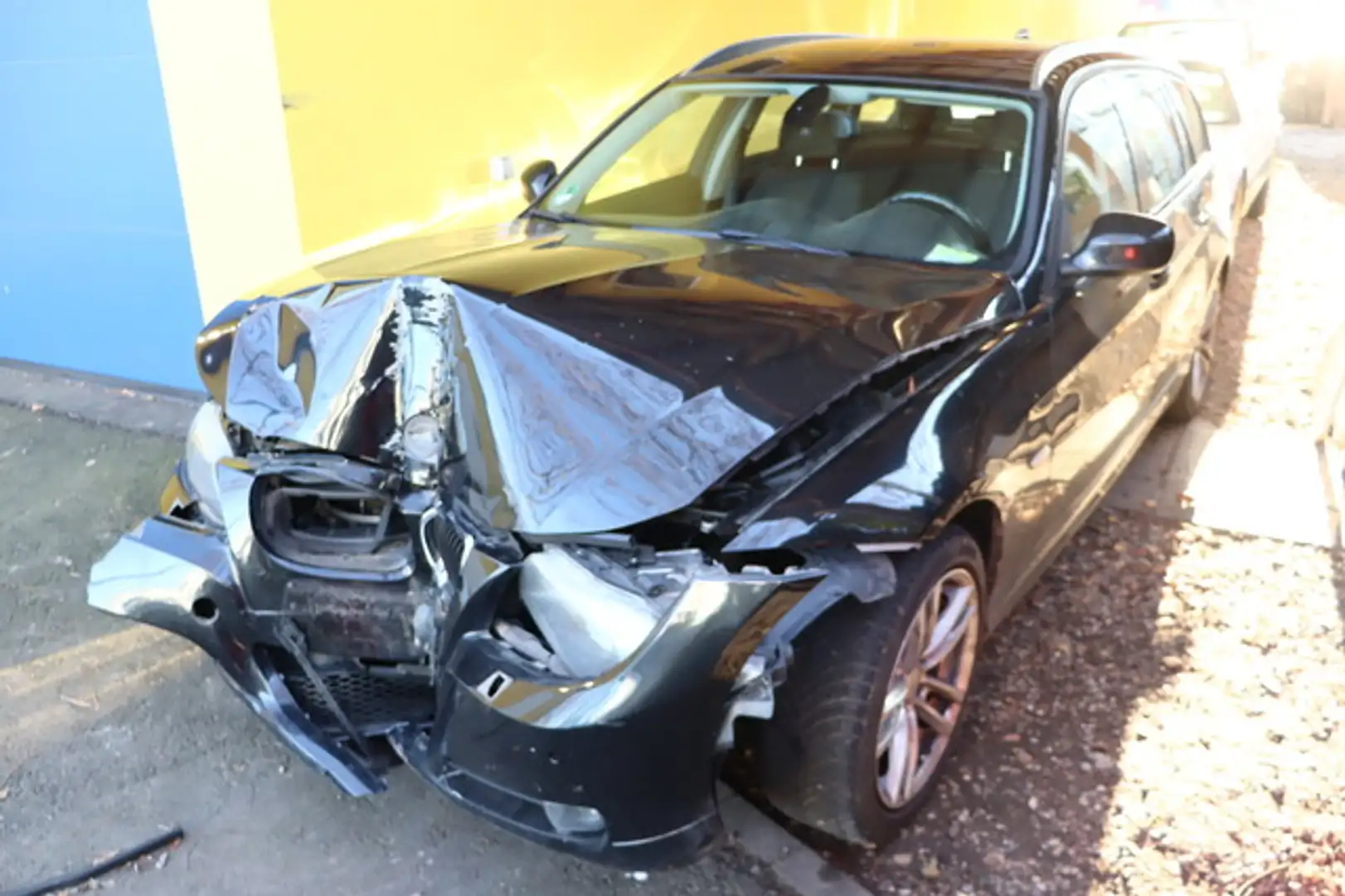 BMW 318 i Touring * Xenon * SHZ * Navi Schwarz - 2