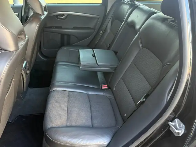 Volvo V70 view 5