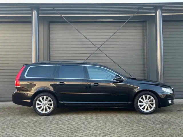 Volvo V70 view 6
