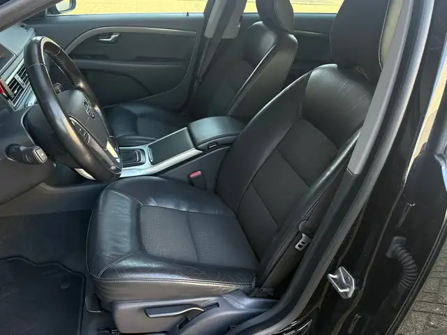 Volvo V70 view 4