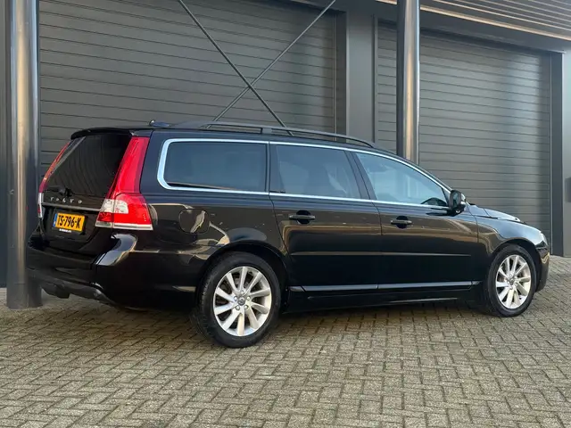 Volvo V70 view 2