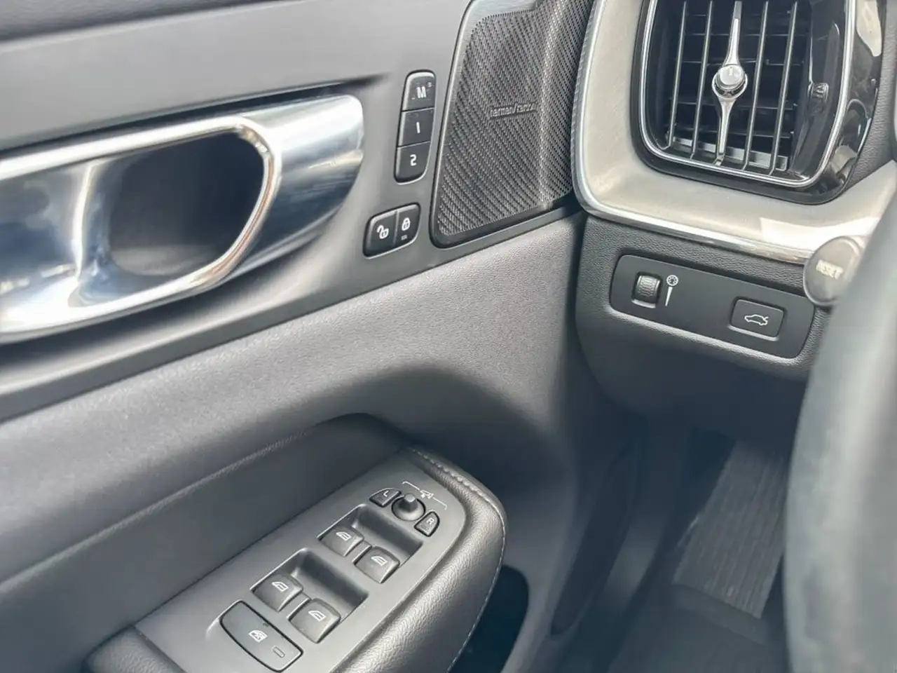Volvo XC60 снимка Volvo XC60