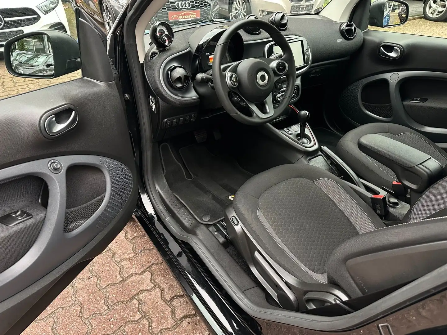 smart forTwo fortwo cabrio EQ 60kW*EXCL*SHZ*NAVI*PTS*KAM*22kW Schwarz - 2