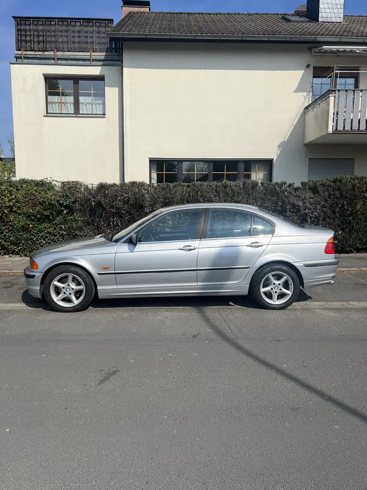 BMW 320i, foto 2