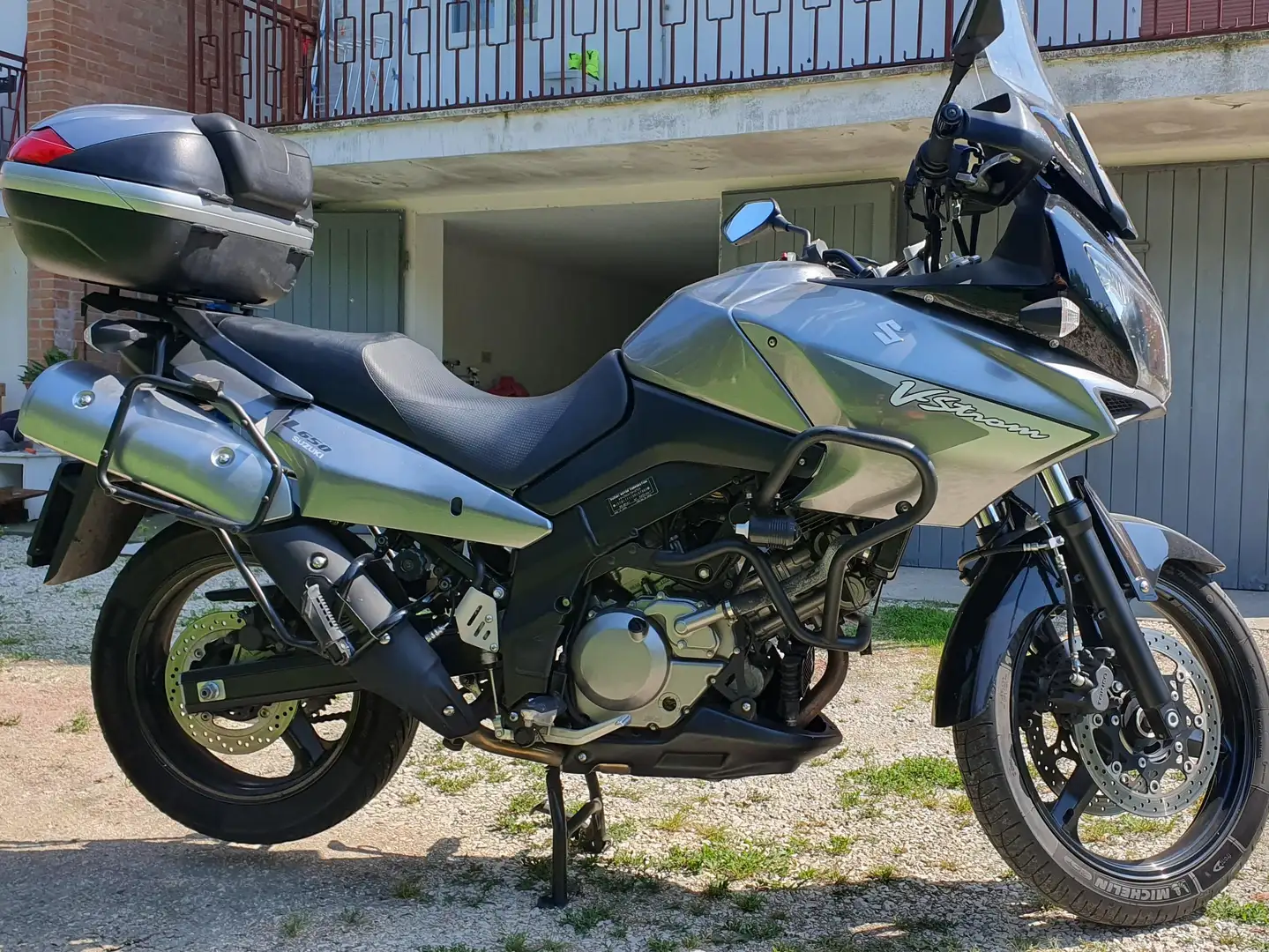 Suzuki V-Strom 650 Stříbrná - 1