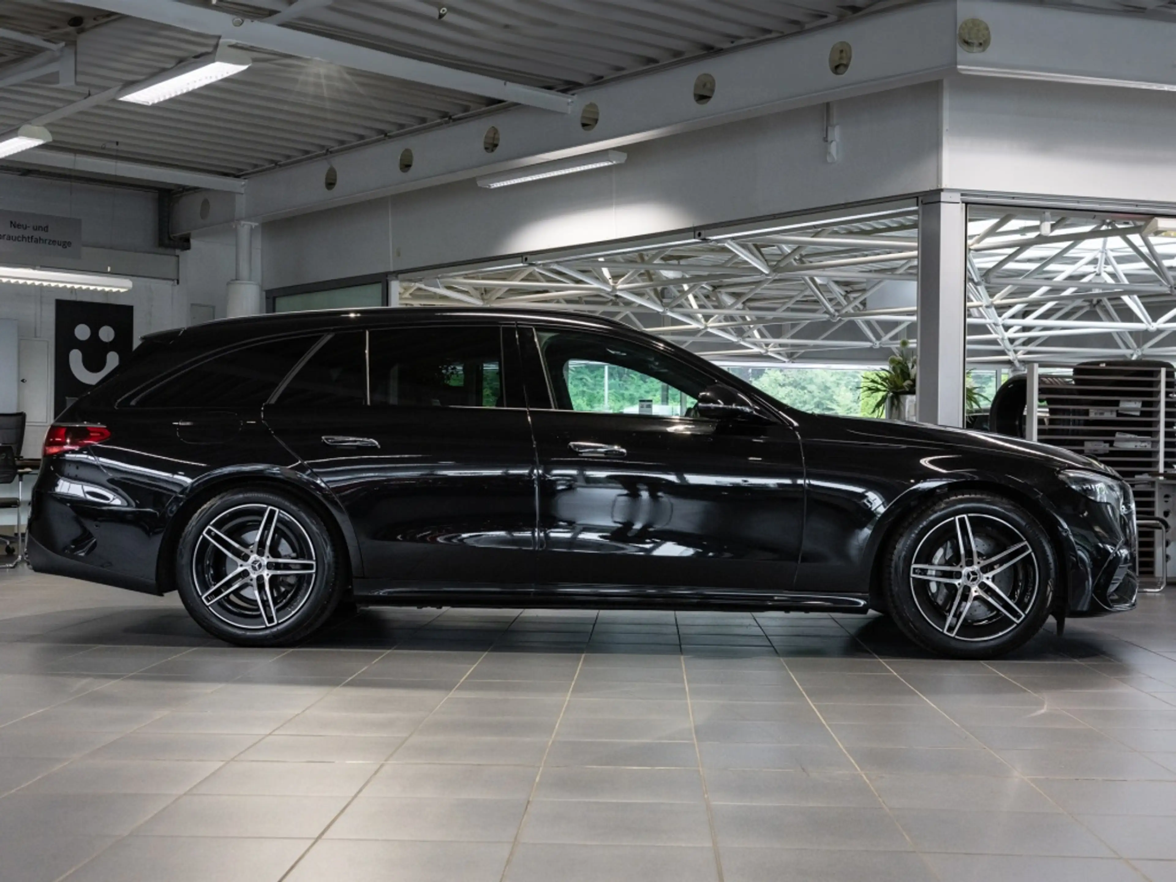 Mercedes-Benz E 200 T , AMG NIGHT AHK DISTR KAMERA PANO SPUR — photo 4