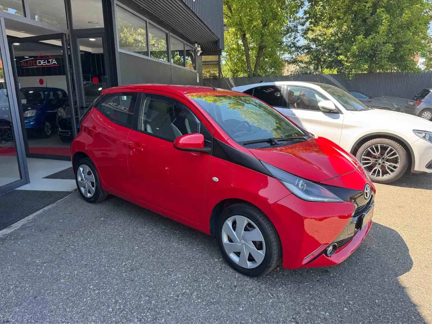 Toyota Aygo 1.0 VVT-i 69 CV 5 porte x-play Rosso - 2