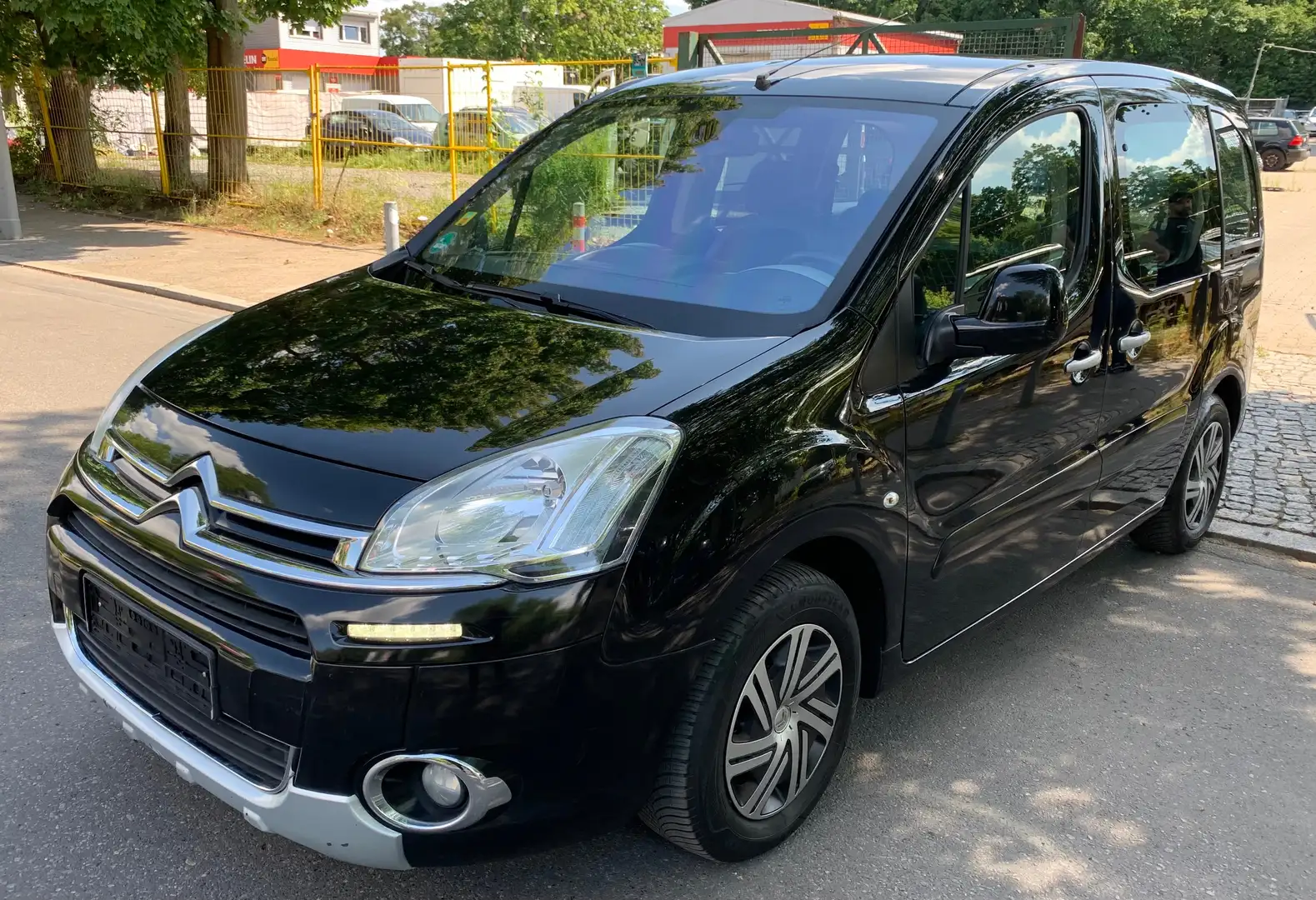 Citroen Berlingo Selection Automatik 1.Hand Scheckheftgepflegt Schwarz - 2