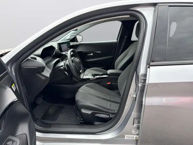 Peugeot 208 view 11