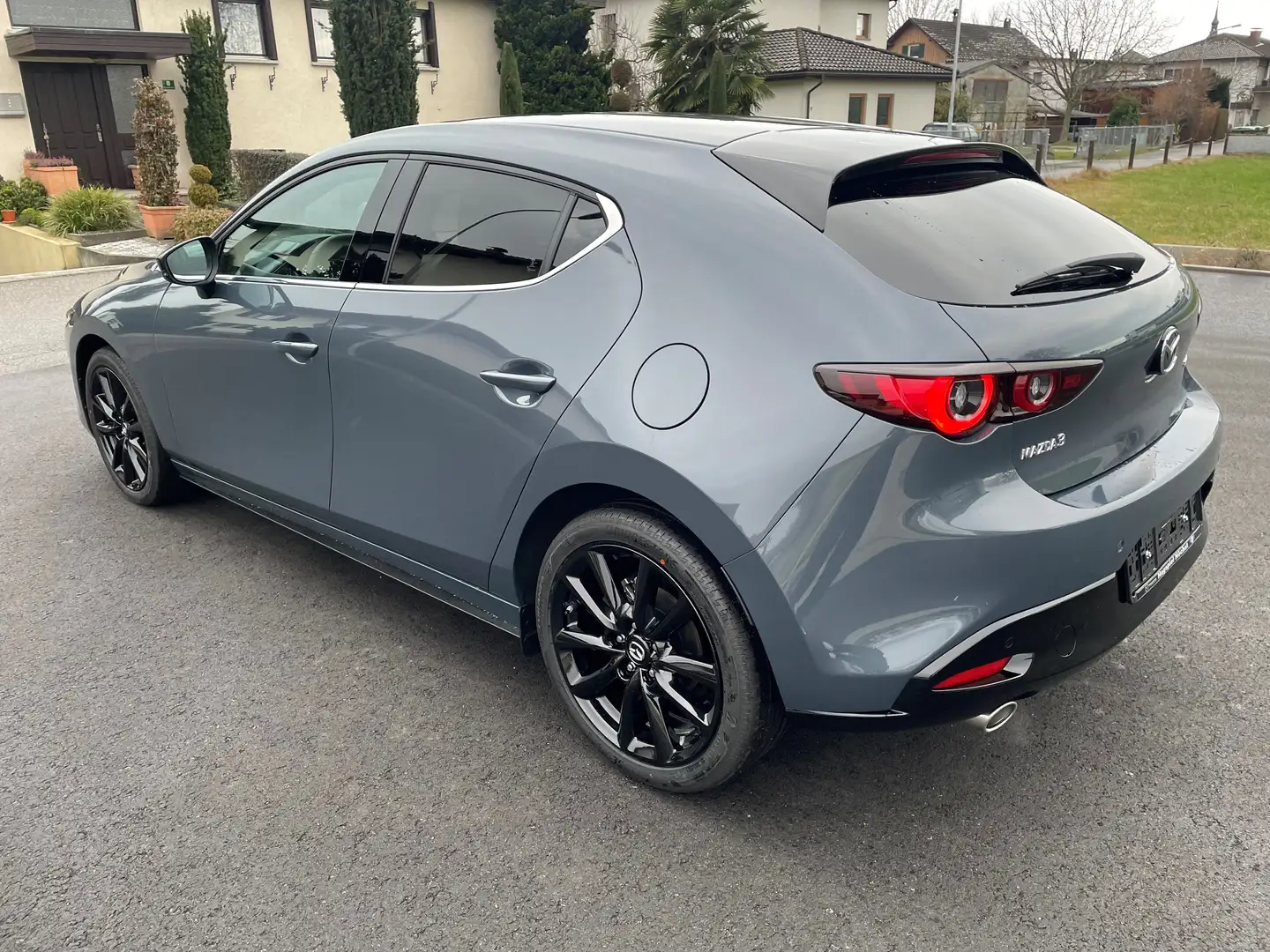 Mazda 3 e-Skyactiv-G140 Homura Automatik 2,5L Grau - 2
