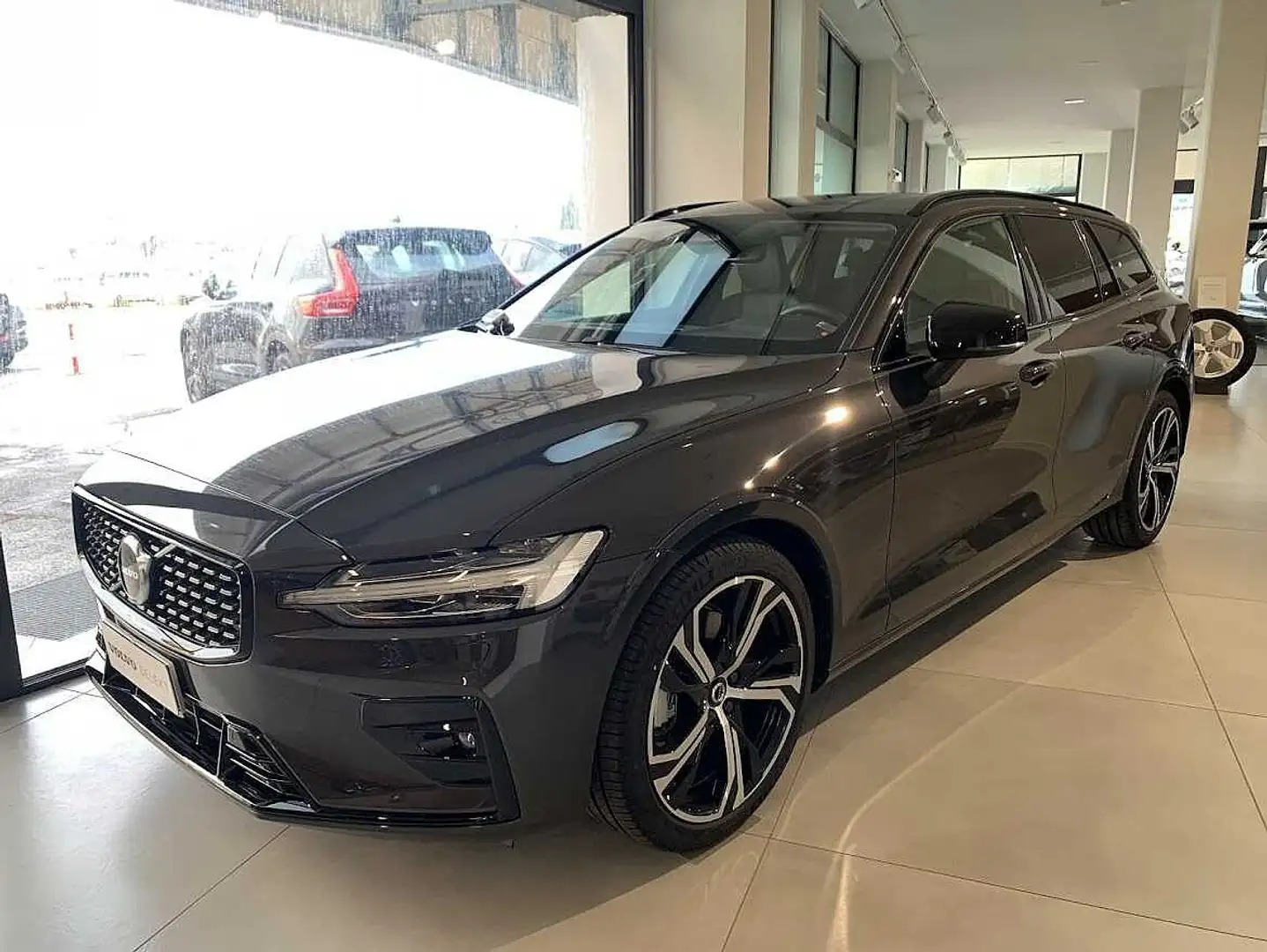 Volvo V60 Plus Dark, B4 Mild hybrid, Diesel Grigio - 1