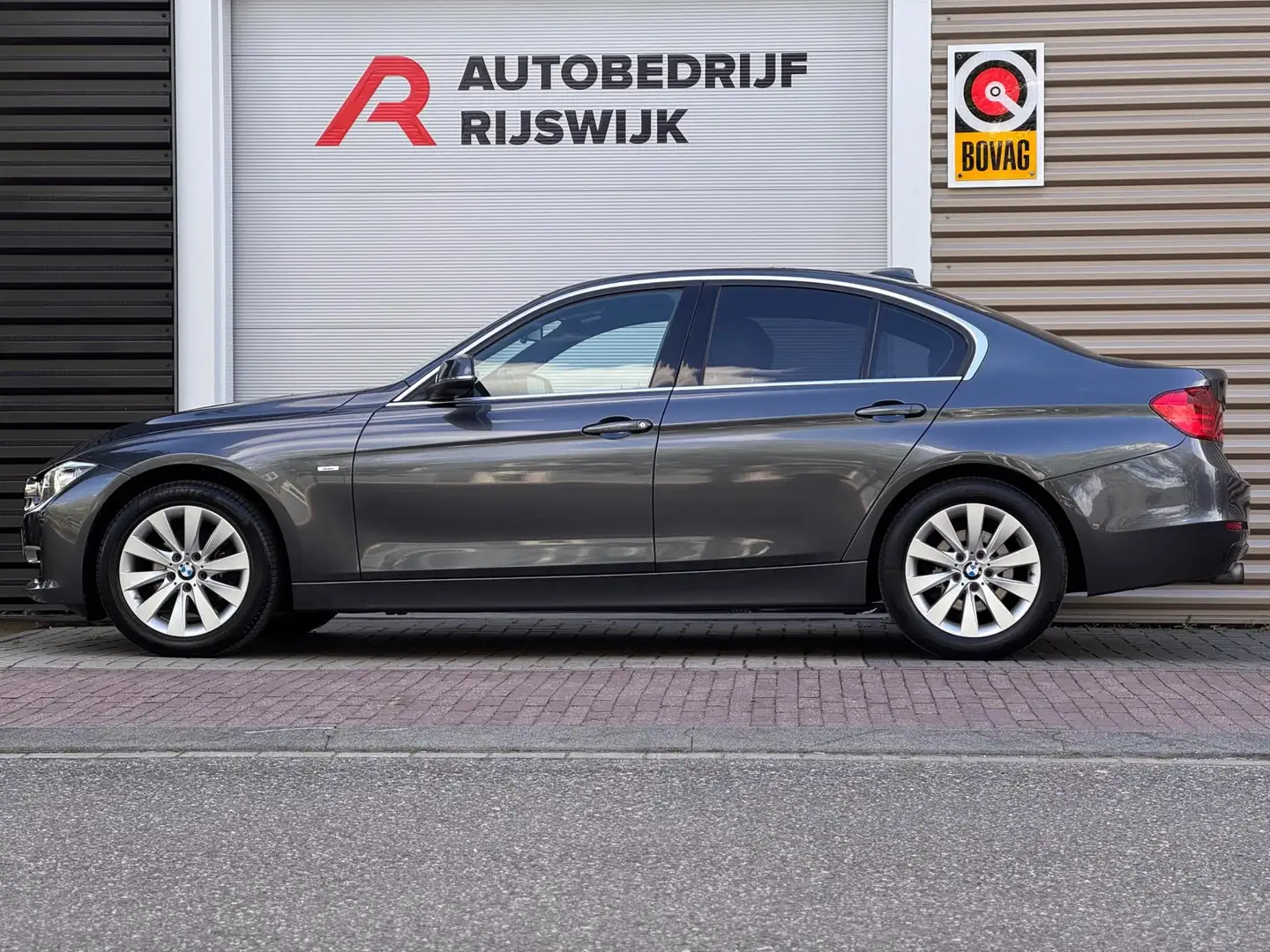 BMW 320 3-serie 320i Executive Sport Navi/Led Grijs - 2