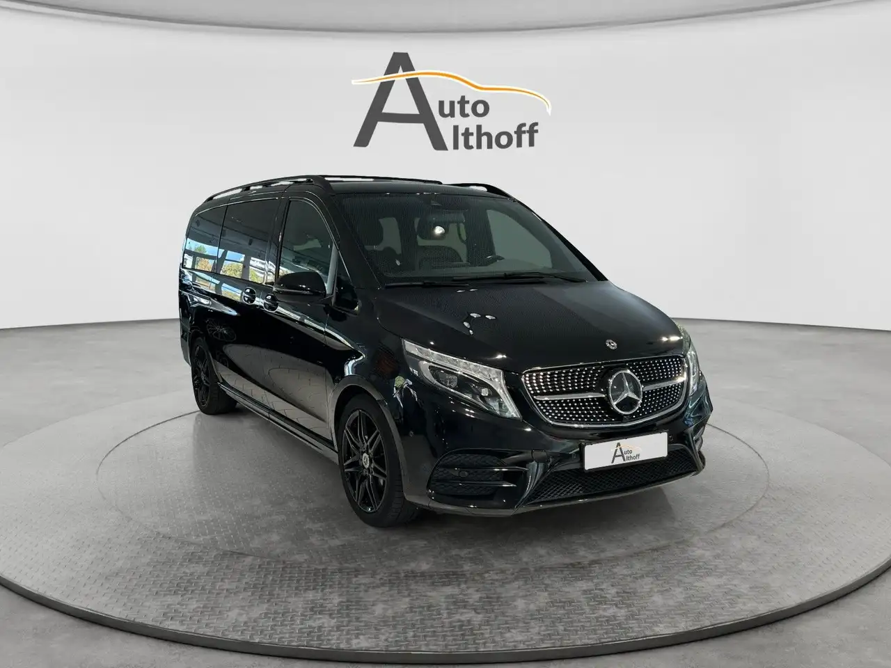 Mercedes-Benz V 300 V300d lang AMG Aut. PANO APP ILS AHK NIGHT — photo 1 of 28