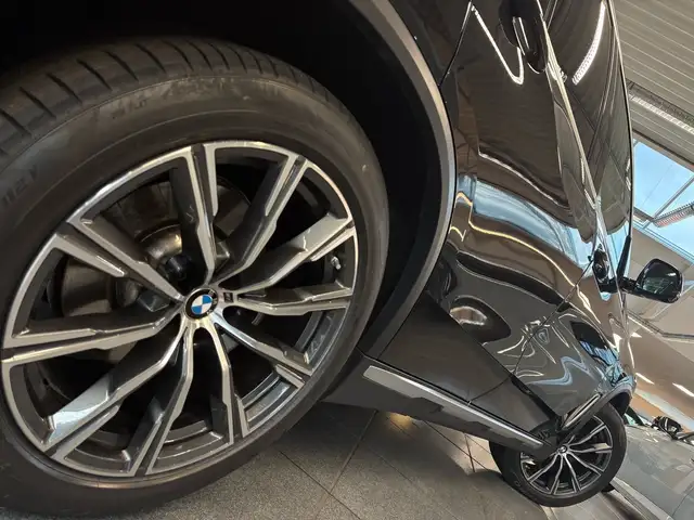 BMW X5 Xdrive45e view 3